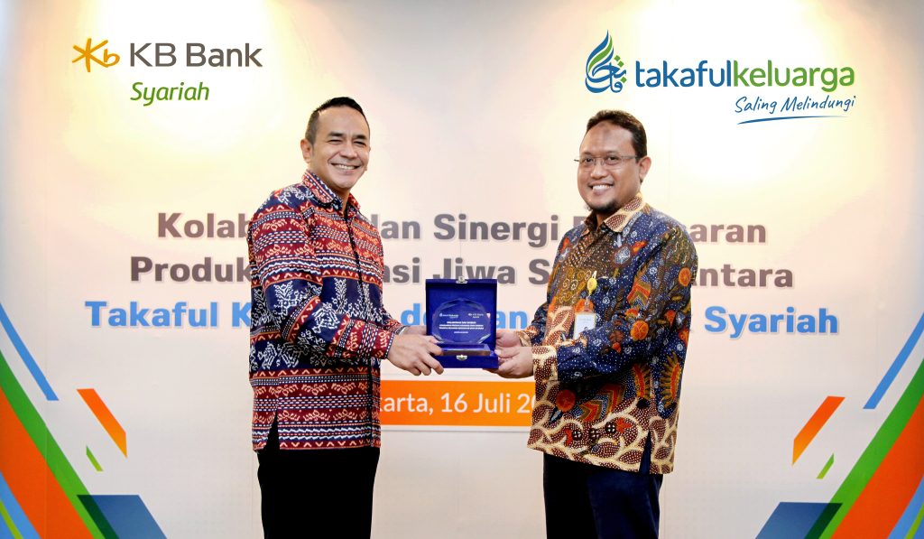 PT Asuransi Takaful Keluarga menyalurkan dana zakat peserta polis link melalui unit pengumpulan zakat Masjid Al Hidayah Baznas Kota depok dengan Total zakat sebesar Rp 119.568.943 diserahkan secara simbolis oleh Direktur Utama Takaful Keluarga, Yurivanno Gani kepada Bapak Bambang dan Ustadz Nur Hidayat, selaku pengurus UPZ Masjid Al-Hidayah Baznas Kota Depok pada hari Selasa, 29 April 2025 lalu di Graha Takaful Indonesia.